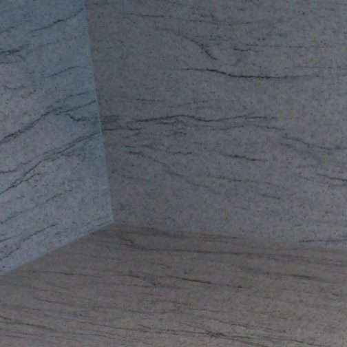 Helle, strukturierte Wand mit grauen, natürlichen Holzmaserungen in einer Ecke.
