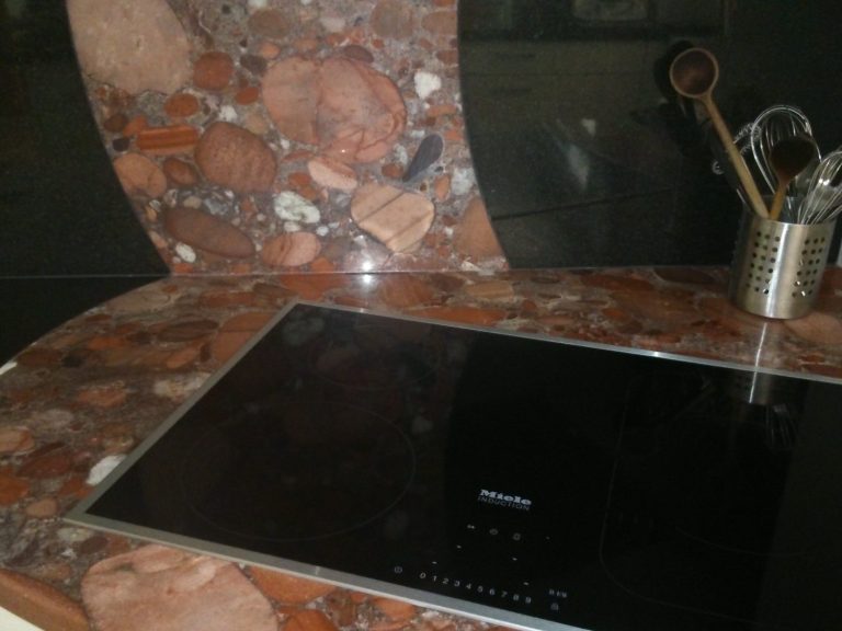 Ein moderner Kochbereich mit Granitkombinationen