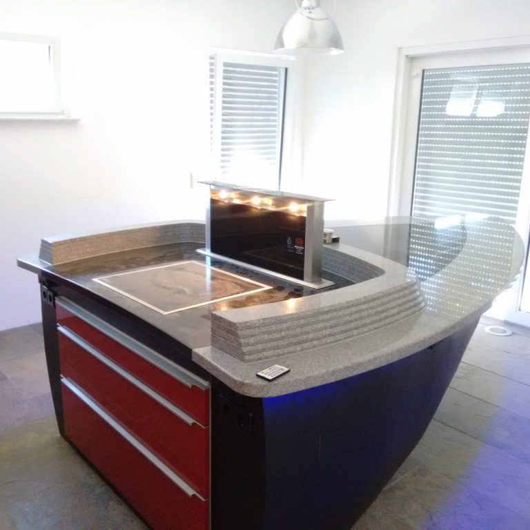 von mir montierte Insel im Bootsdesign Moderne Kücheninsel mit Kochfeld, Edelstahloberfläche und roten Schubladen.
